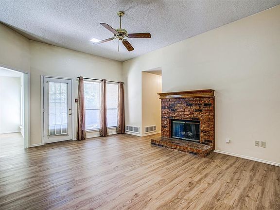 3rd image of 2009 Peakwood Dr