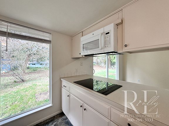 5th image of 2406 Madrona Dr SE