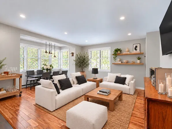 100 Ledgewood Dr APT 319, Stoneham, MA 02180