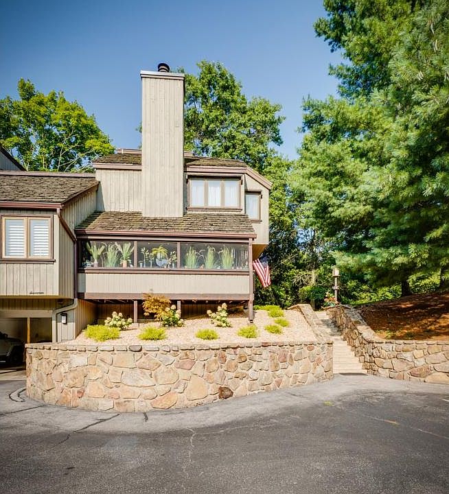1st image of 18 Crown Cir #18