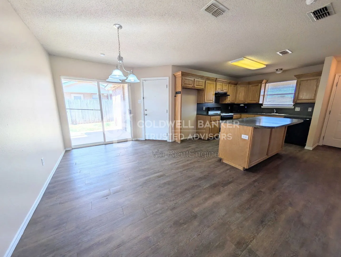 3 bed, 2.0 bath, 1295 sqft, $1,325 — Photo 3