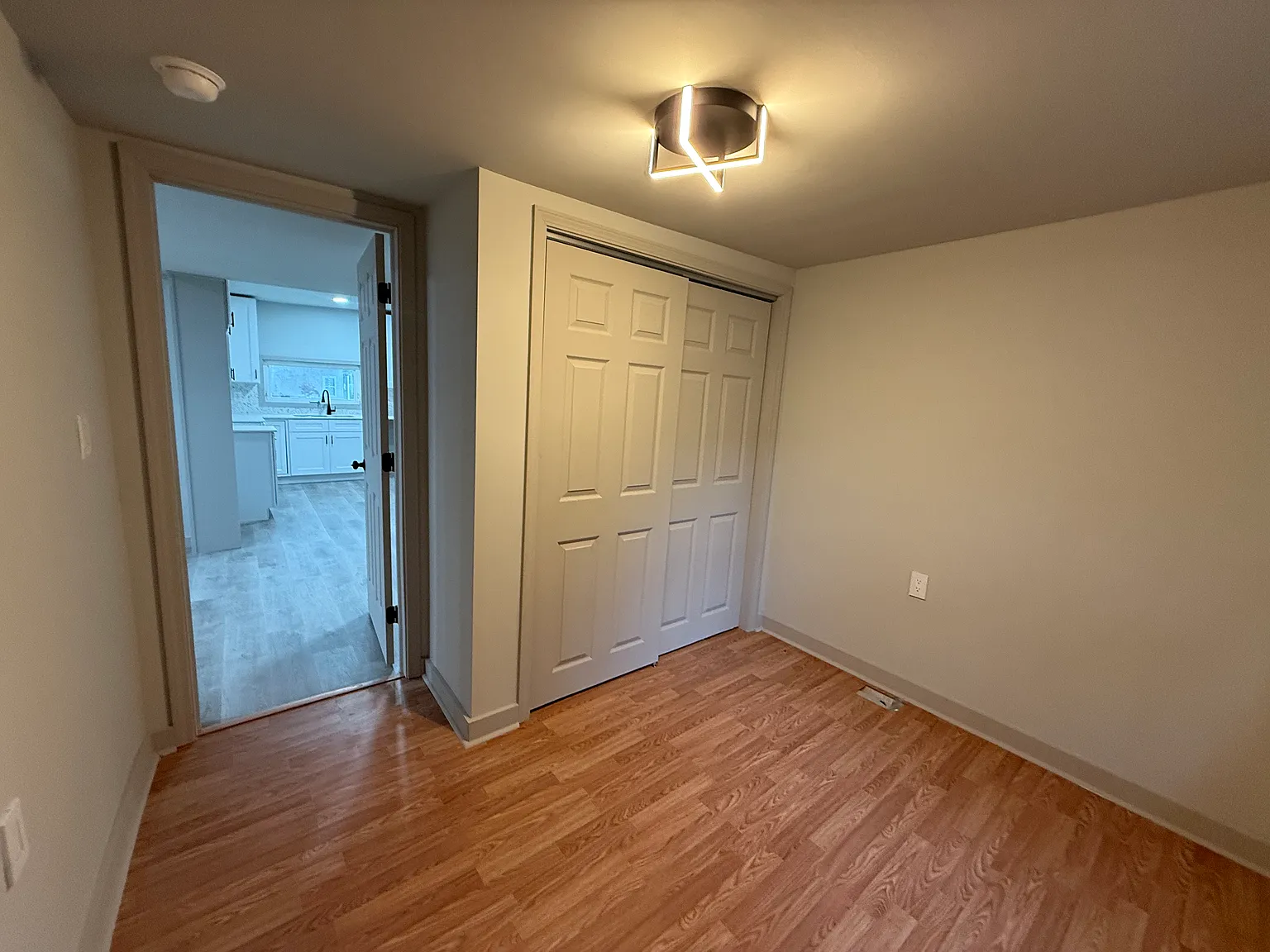 238 N George St — Photo 4