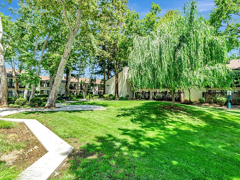 Clayton Gardens — Photo 12