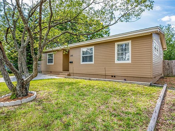 3rd image of 202 Colony Dr