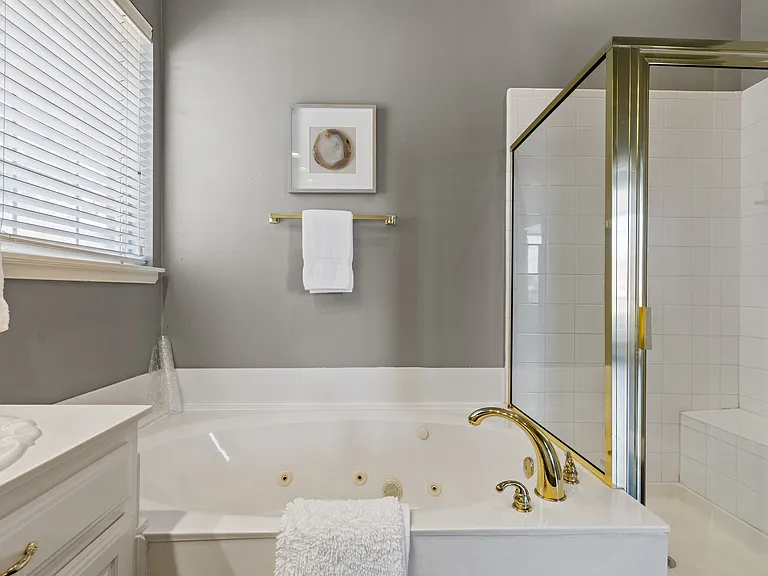 3912 Newhall Dr — Photo 24