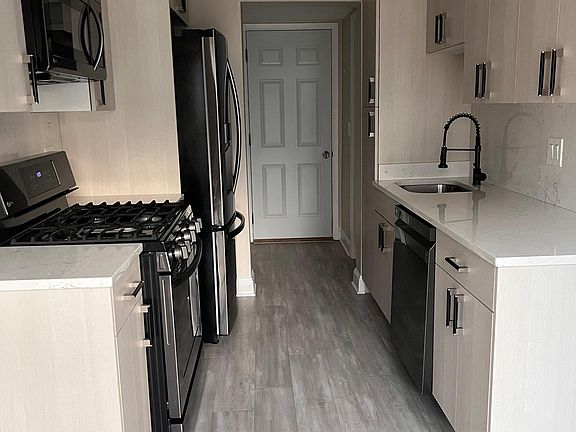 3rd image of 1050 Newport Hbr