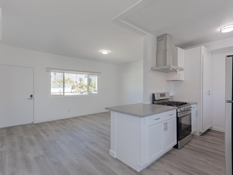 1st image of 1001 E Villa St #32