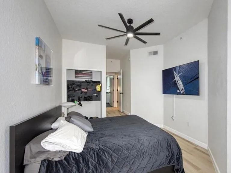 2402 W Azeele St — Photo 5