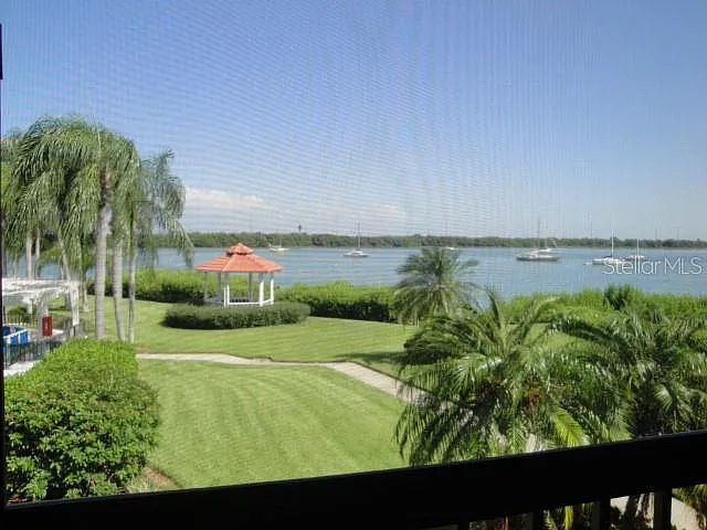 2 bed, 2.0 bath, 945 sqft, $2,900 — Photo 3