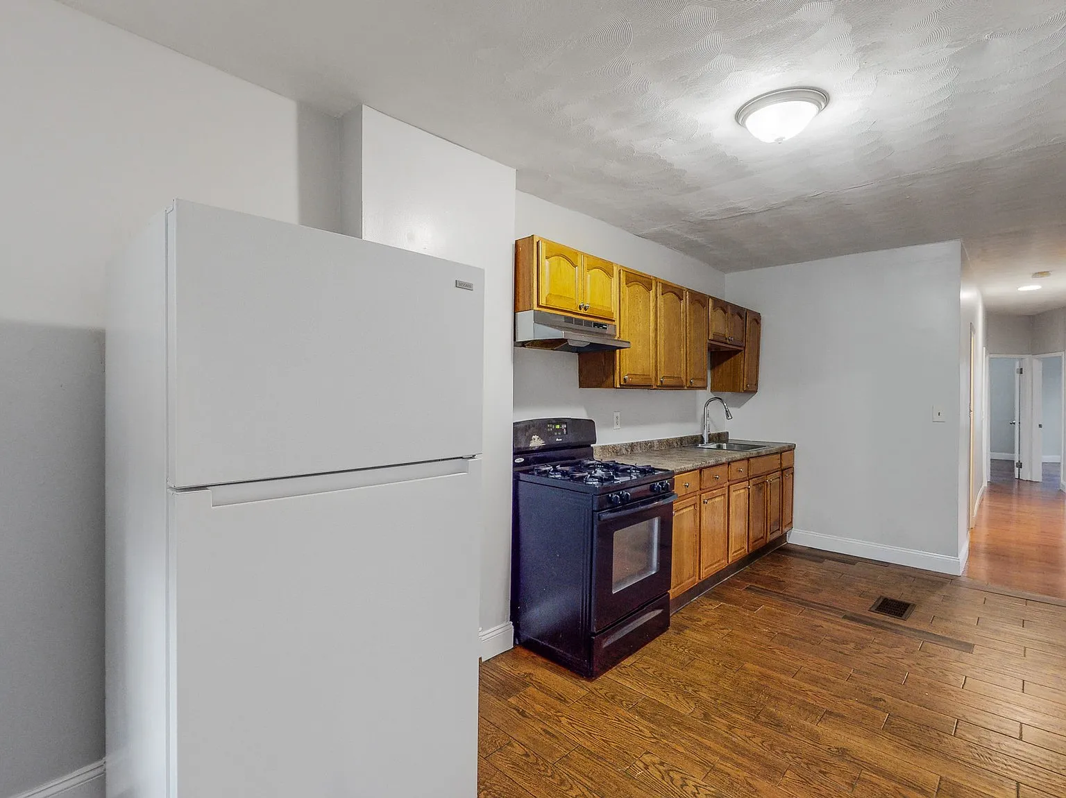 3 bed, 1.0 bath, 1100 sqft, $3,390 — Photo 3