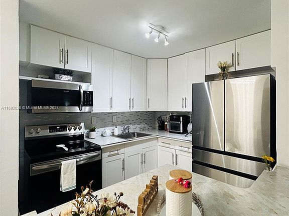 5th image of 933 NE 199th St APT 107