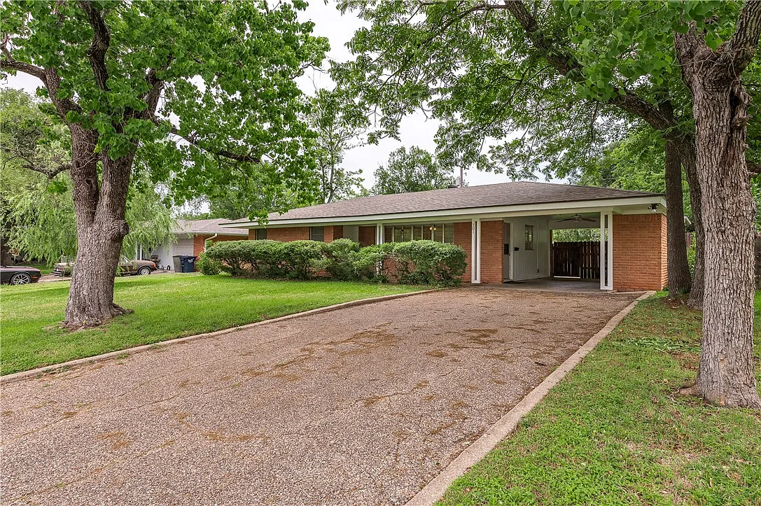 3 bed, 1424 sqft, $2,100 — Photo 1