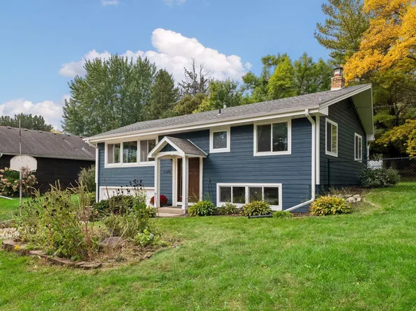 1370 Valley View Rd, Chaska, MN 55318