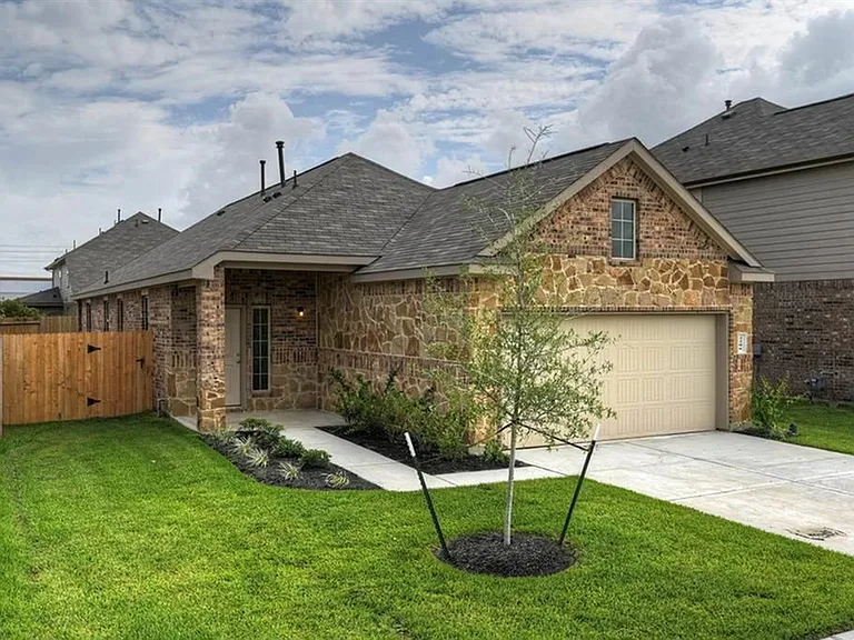 2206 Spring Hollow Dr — Photo 3
