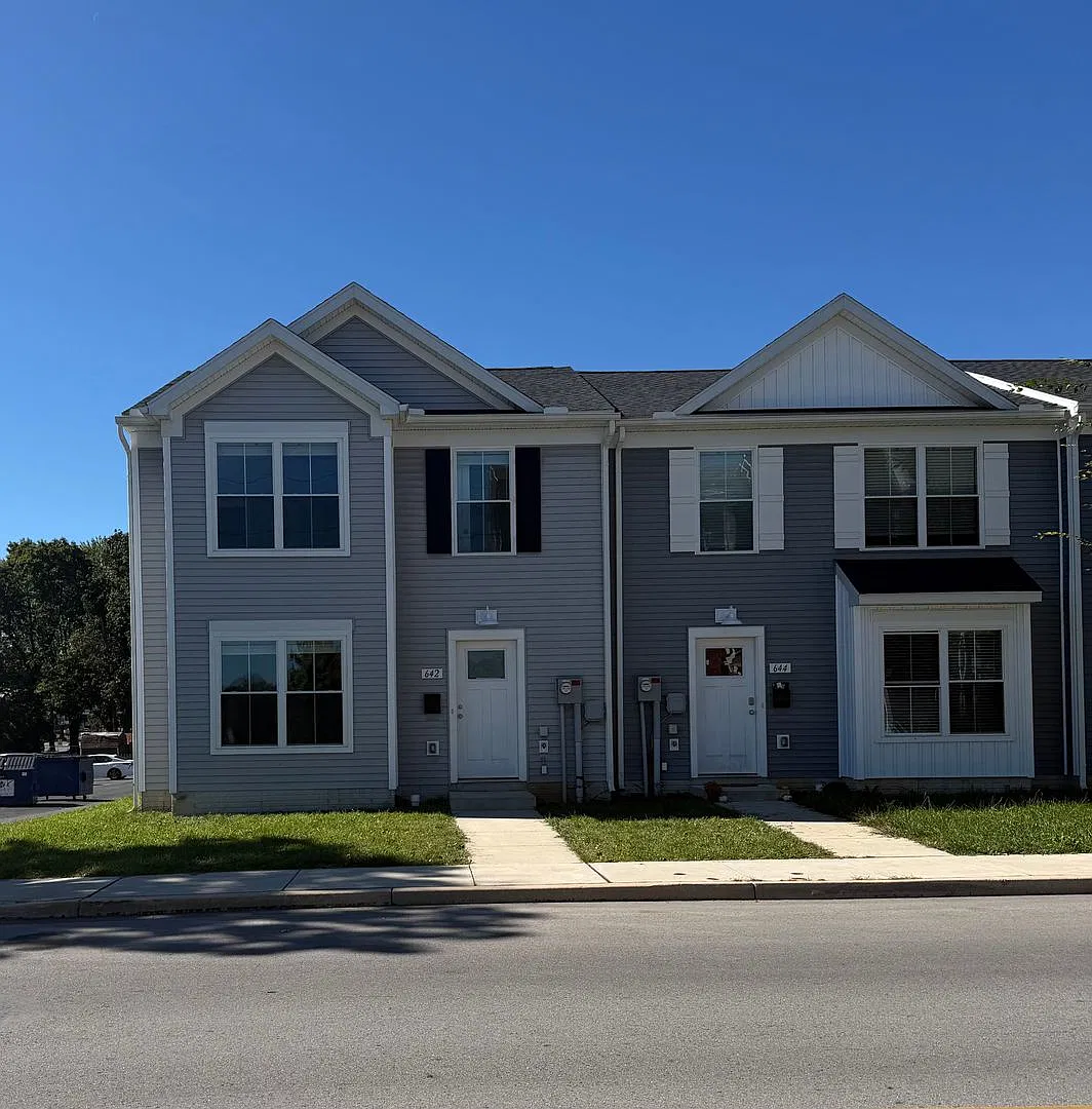 Stunning 3-bedroom townhouse in prime location! — Photo 1