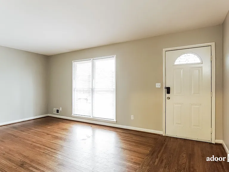 1032 Medina Dr — Photo 6