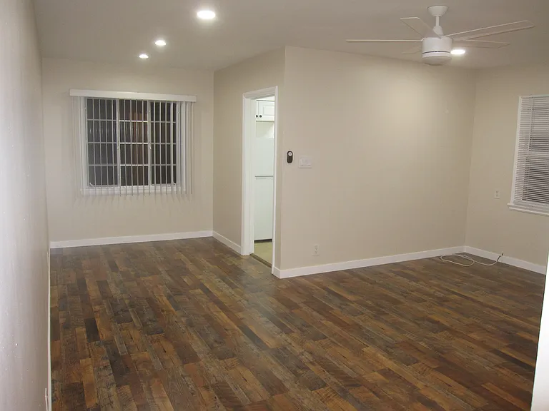 637 S Dunsmuir Ave #8 — Photo 1