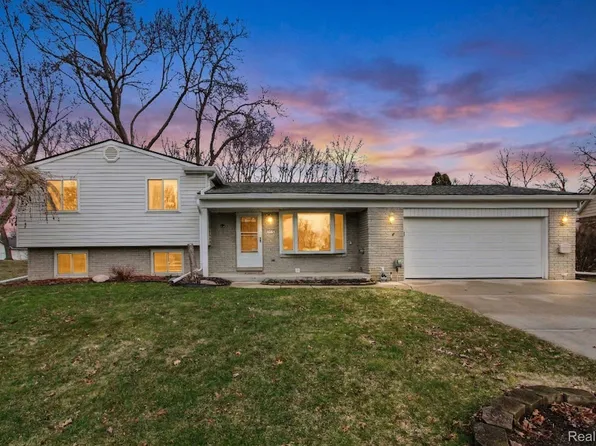 2538 Costa Mesa Rd, Waterford, MI 48329