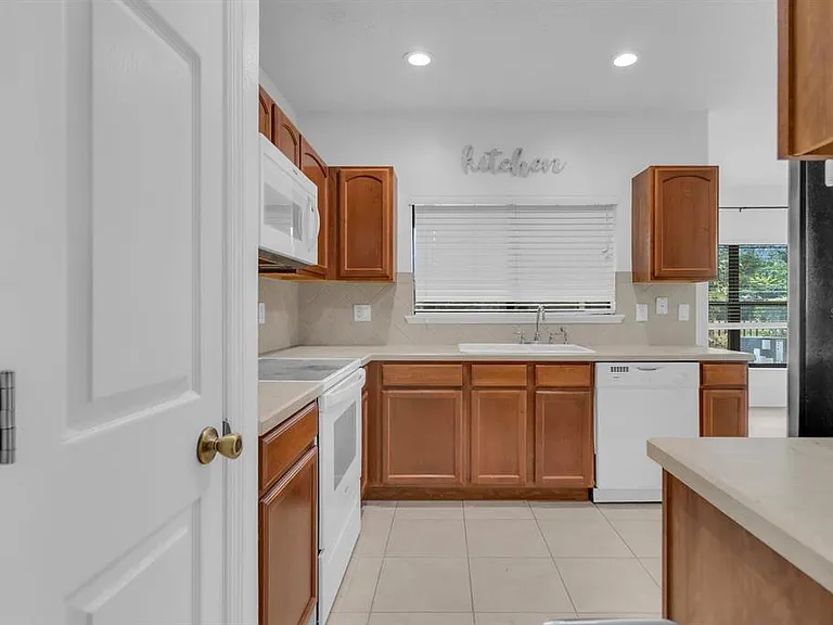 4210 Windsor Lake Cir — Photo 32