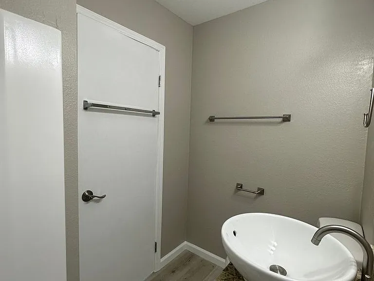 455 E St #4 — Photo 14