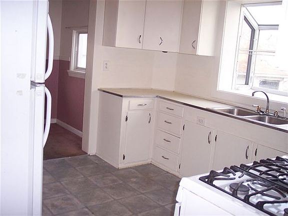 1706 PLYMOUTH Kitchen