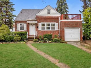 4 Baxter Ave, New Hyde Park, NY 11040