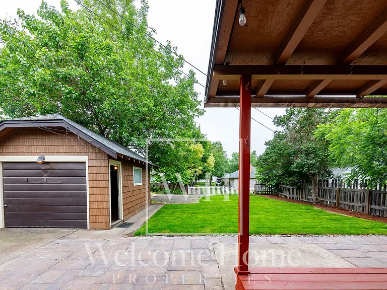 334 E Chestnut St — Photo 8
