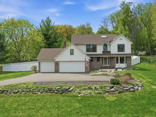 300 Trappers Pass, Chanhassen, MN 55317