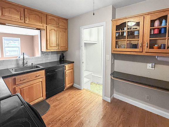 3rd image of 909 3rd Ave SE