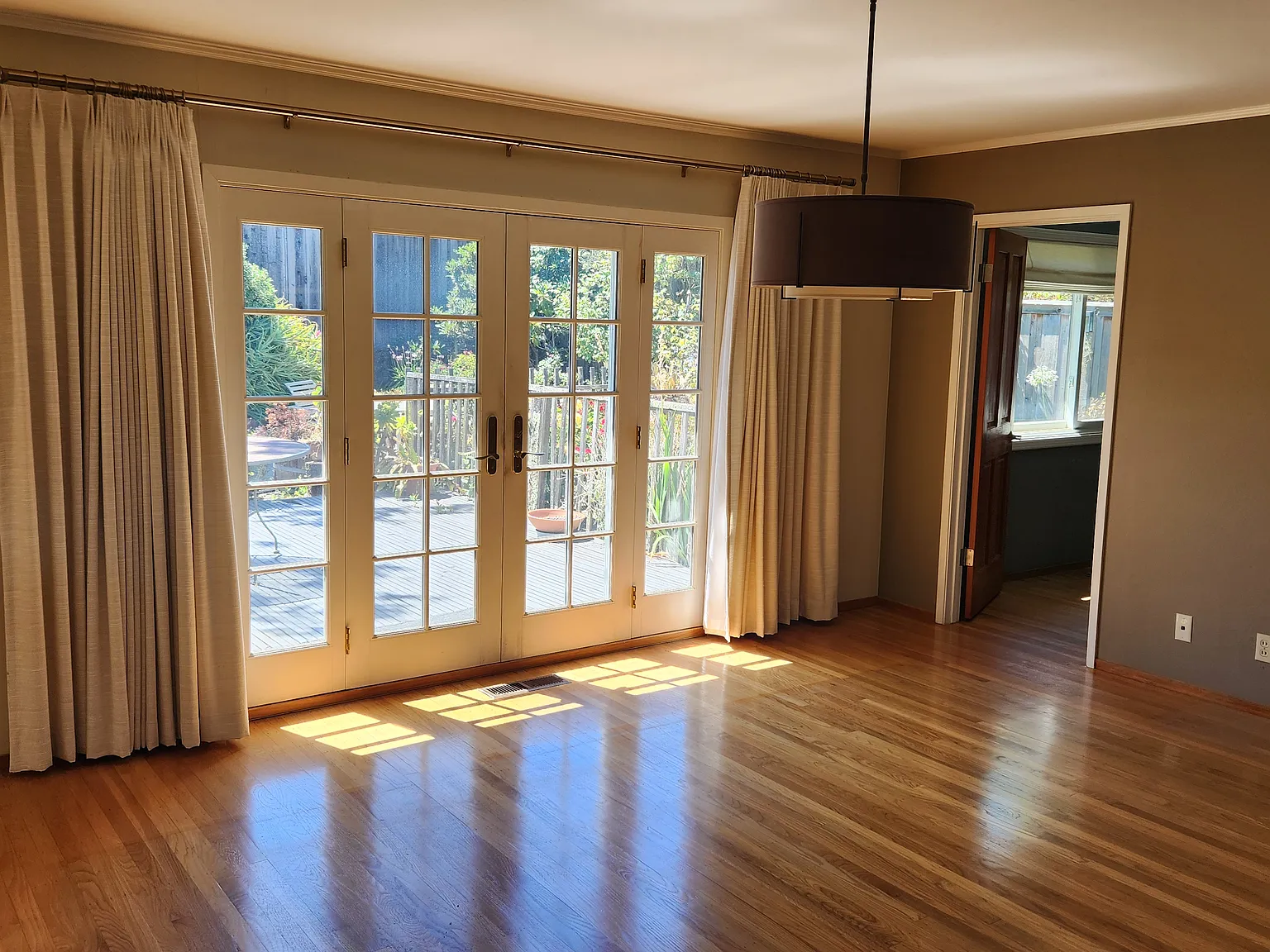 4 bed, 2.5 bath, 1732 sqft, $5,250 — Photo 3