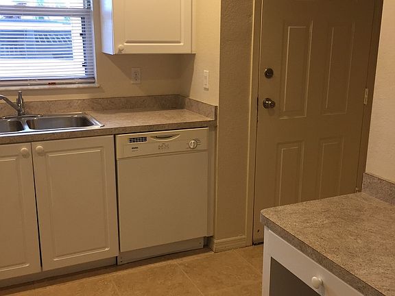 4th image of 904 SE 13th St APT 102