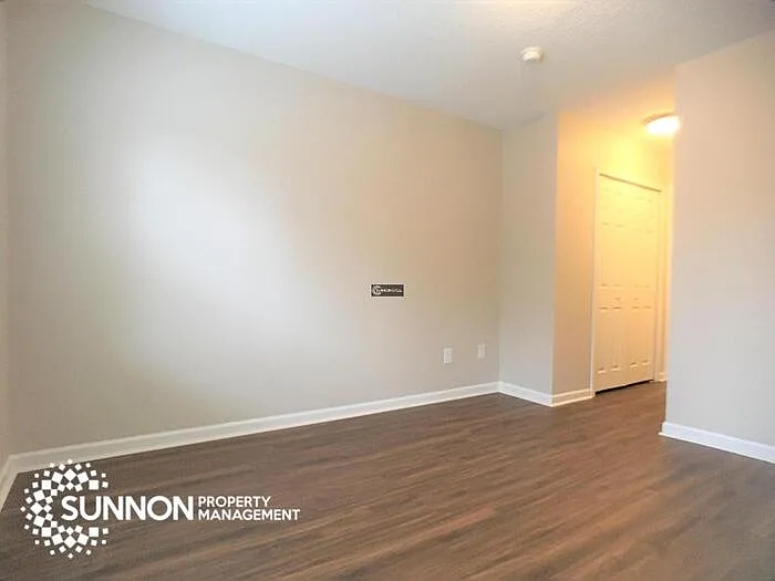 3 bed, 2.5 bath, 1383 sqft, $1,800 — Photo 4