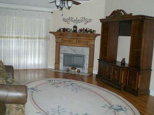 4th image of 565 Sterling Pointe Ct