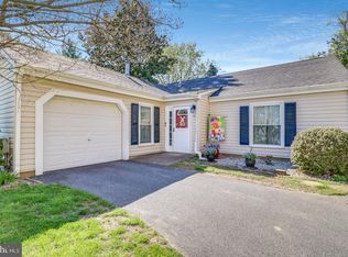 8 Hampton Ct, Newark, DE 19702