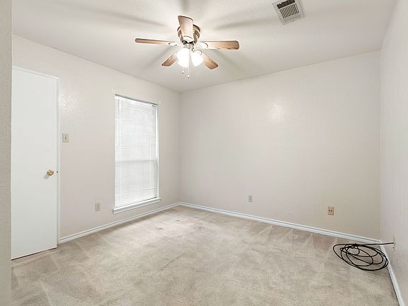 3rd image of 1502 Oak Knoll Ln