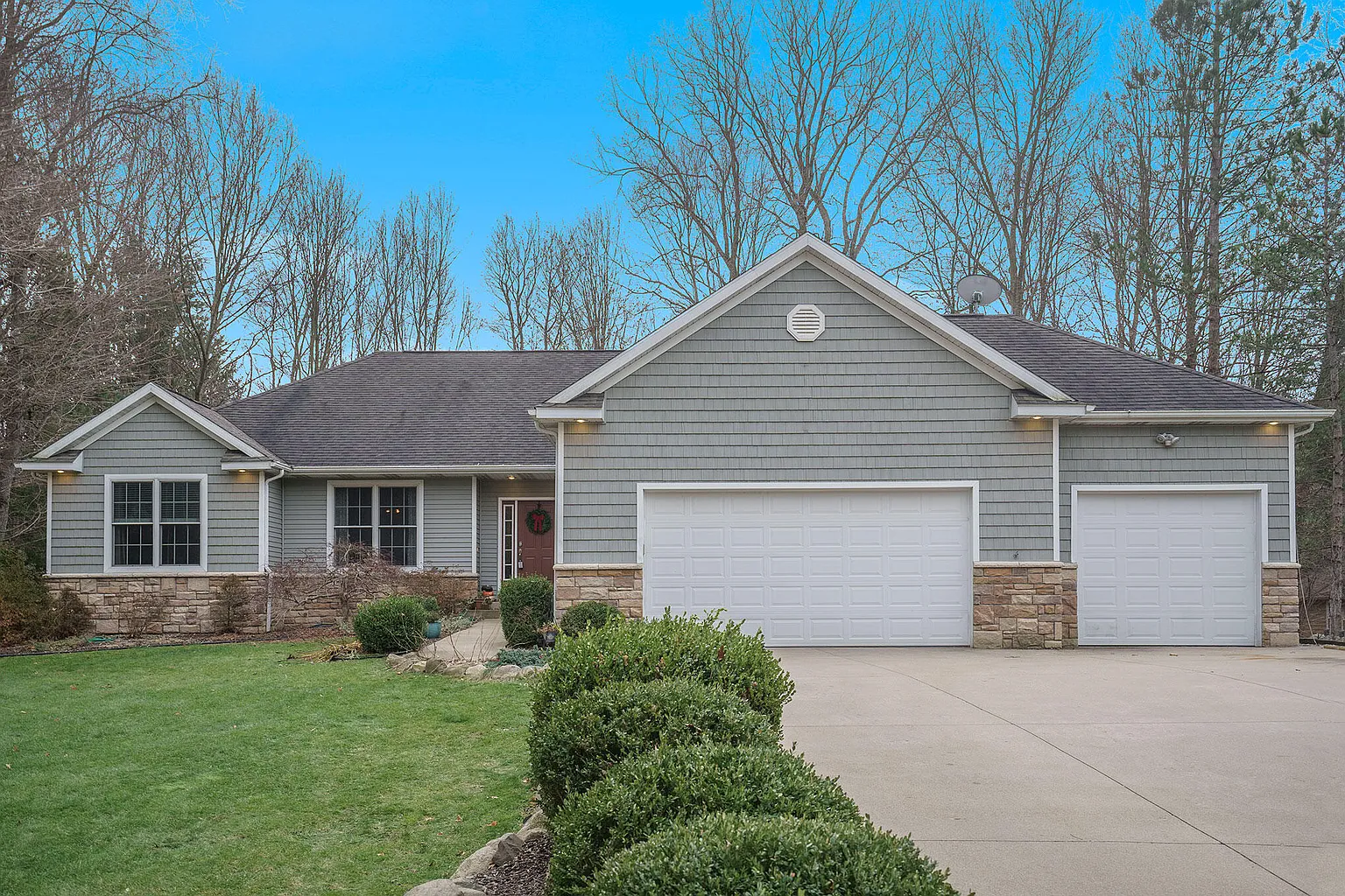 9377 Highland View Dr photo 1