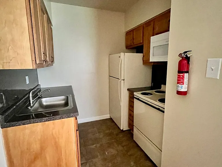 Oak Tree Apartments — Photo 8