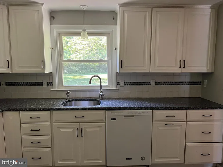319 Meetinghouse Ln — Photo 10
