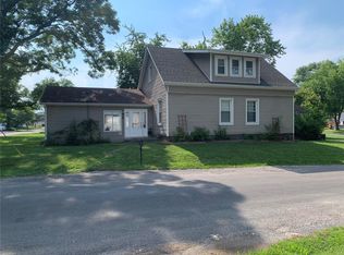 9 S Hickory St, Smithton, IL 62285
