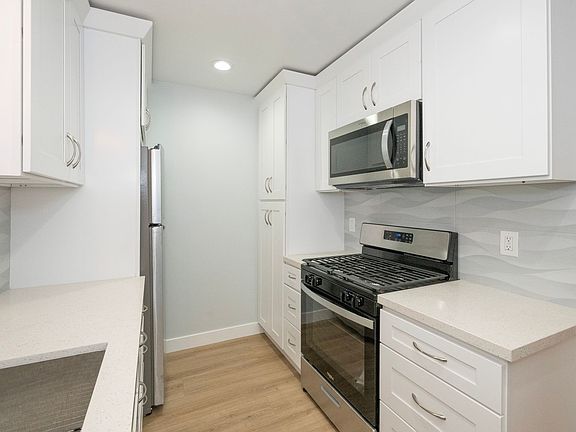 3rd image of 418 N Broadway APT 2