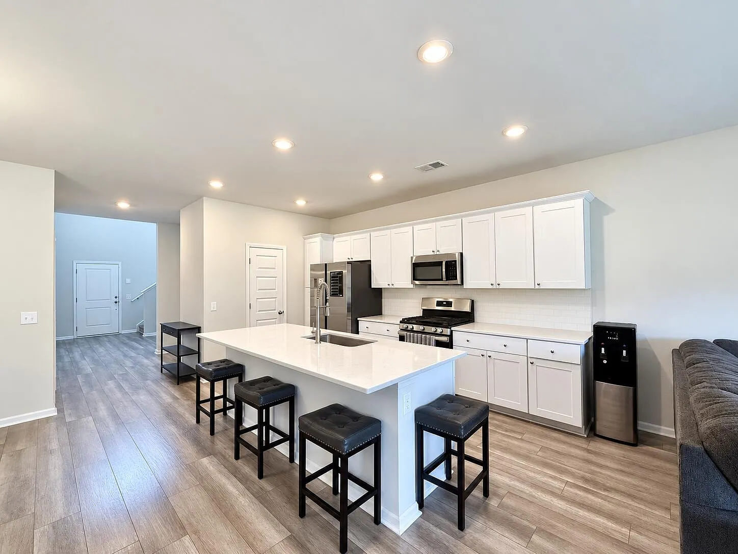5 bed, 3.5 bath, 2400 sqft, $2,800 — Photo 3