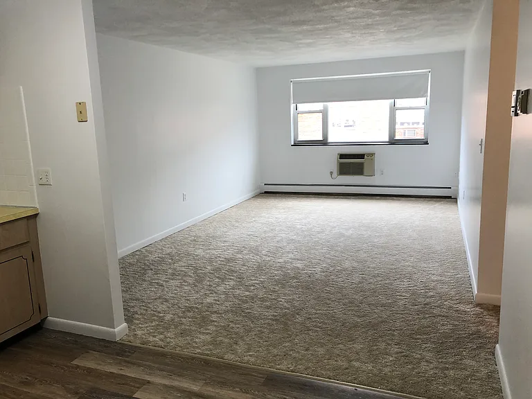 Lexington St Apartments — Photo 20