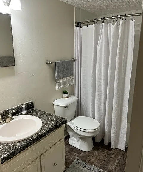 Country Club Apartments — Photo 18