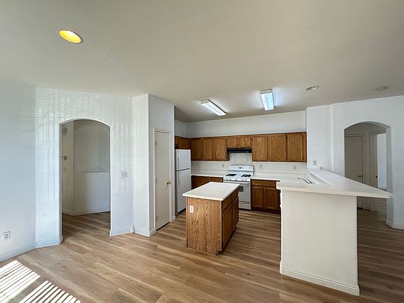 4th image of 2525 Living Rock St