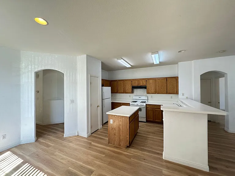 2525 Living Rock St — Photo 4