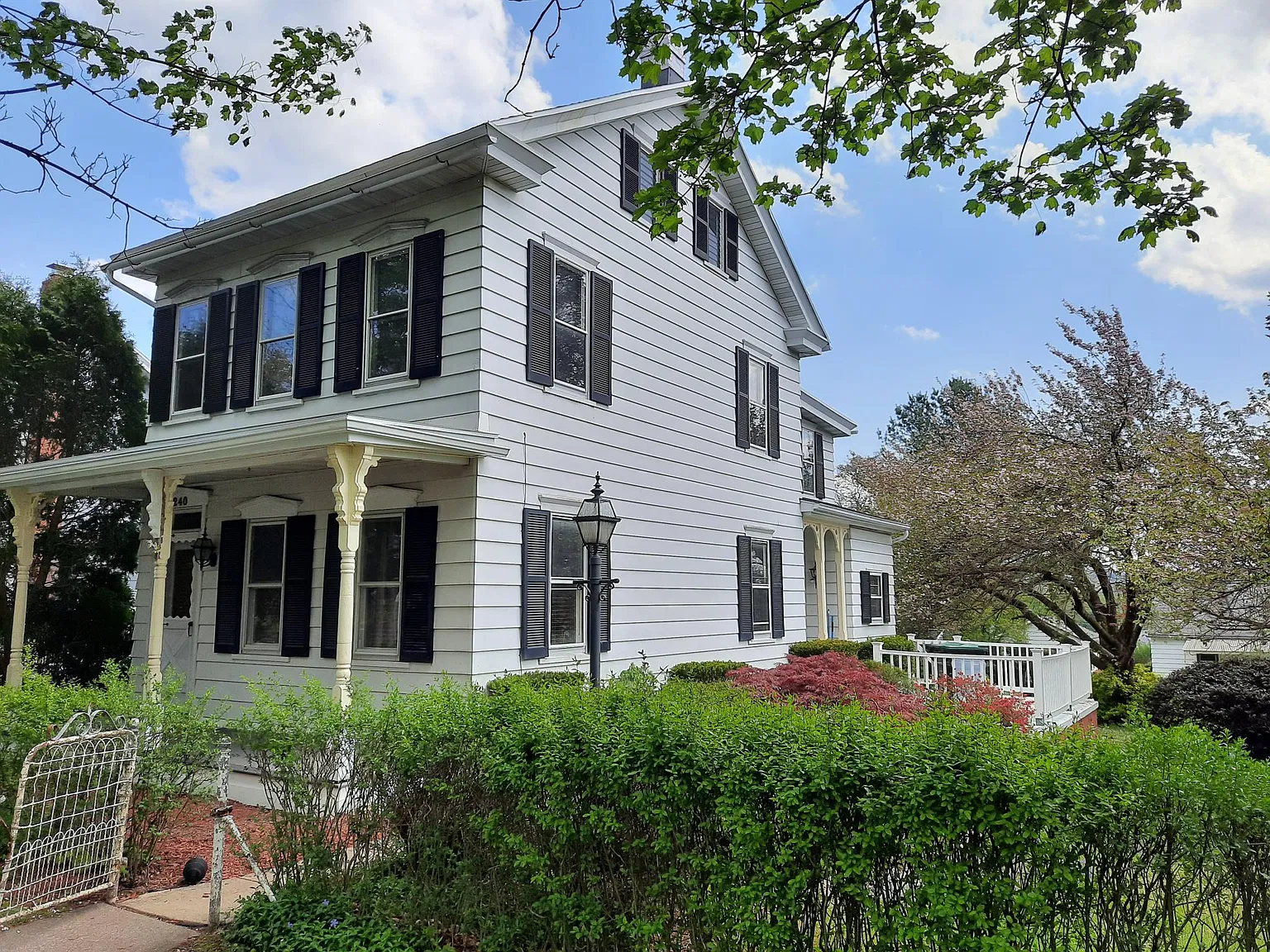 3 bed, 1.5 bath, 1550 sqft, $2,500 — Photo 1