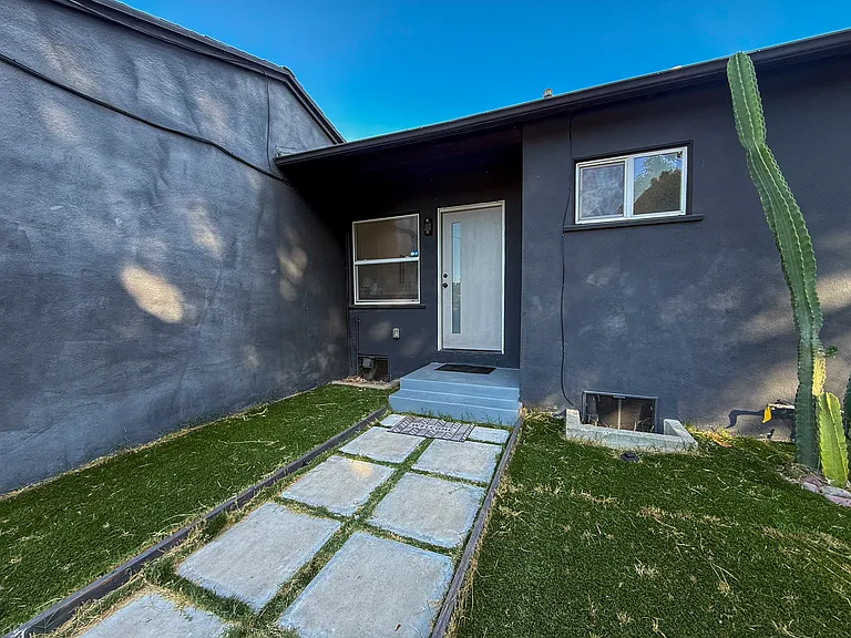 6744 Mulholland Dr — Photo 19