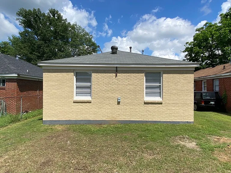 1757 Farrington St — Photo 4