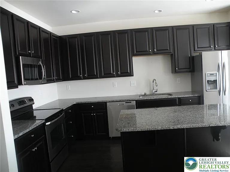6092 Valley Forge Dr — Photo 5