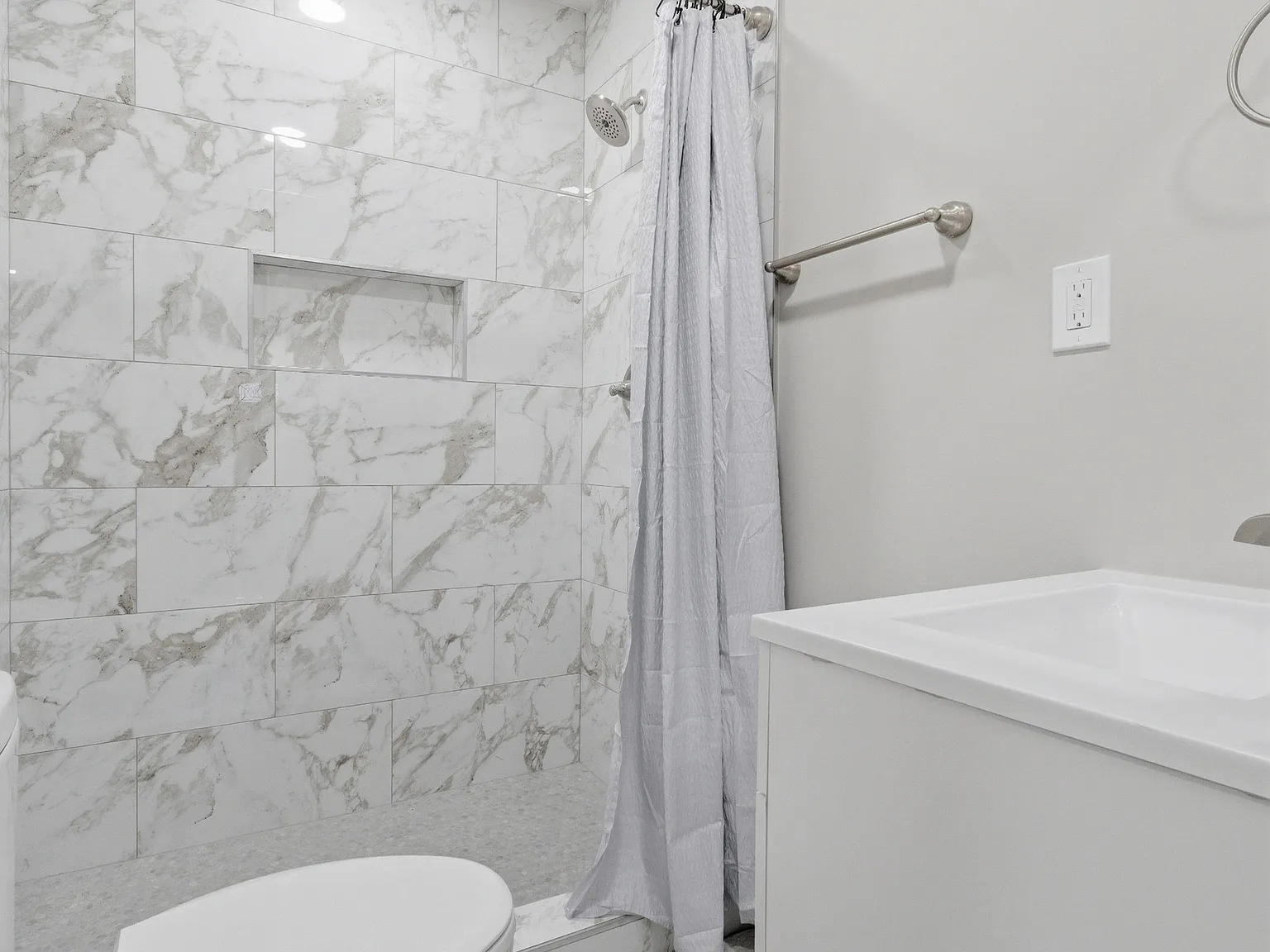 4 bed, 3.0 bath, 2100 sqft, $957 — Photo 4
